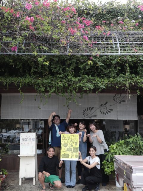 =やちむん通り祭り2025 開催のお知らせ=  紹介店舗：育陶園本店、gumaguwa、kamany、Etha、nan*ne、育陶園壺屋やちむん道場、壺屋のいりぐち  お祭り盛り上げていきます🎵
よろしくお願いします😊  @ikutouen 
@gumaguwa 
＠kamany
@nanne_tsuboya 
@etha_1963 
@ikutouen_yachimun_dojo 
@tsuboya_no_iriguchi  <イベント内容>
開催日程
2025年11月1日(土)・2日(日)
時間：10:00～18:00  ① 通り会各店舗の割引セール  ② お買い物でハズレなし！ガ　福引きチャレンジ
＜ルール＞
•2,000円以上のお買い物を【3店舗】で行い、福引券を3枚集めて案内所へ
または
•2,000円以上のお買い物を【2店舗】で行い、福引券2枚と「アガリヌカー」での写真を提示  ※福引券は、購入時に各店舗スタッフへお声がけください。
※いずれかの条件を満たすと、ガラポン福引に参加できます。
★景品交換所：壺屋焼物博物館入口の案内所  ＜景品＞
•A賞：やちむん・雑貨（5,000〜6,000円相当）
•B賞：やちむん・雑貨（1,000円相当）
•C賞：手ぬぐい・やちむん・雑貨（500円相当）
•D賞：ちんすこう  ③ 飲食出店コーナー  ④ 那覇市立壺屋焼物博物館・全館無料開館
特別展「中国陶磁器名品展 〜沖縄が初めてであう中国陶器」  ⑤ 壺屋まーい（まち歩きガイド）
•博物館職員が壺屋の魅力をご案内
•定員：20名（参加者多数の場合は2グループに分けます）
•受付：開始30分前より博物館前（先着順）
•所要時間：約90分
•開始時間：14:00〜  ⑥ 壺屋の蛍を学ぼう！（子ども対象）
ゲームを通して、壺屋に生息する蛍について学べます。  ⑦ こどもクイズラリー（子ども対象）
壺屋の名所でクイズに挑戦し、キーワードを集めてお菓子をGET！
※1日先着100名、受付は博物館前にて。  ⑧ ライブ＆道ジュネー
•11/1(土)
　13:00〜 フラメンコ道ジュネー
　14:00〜 三線ライブ
•11/2(日)
　お昼過ぎ〜 旗頭（壺屋華鳳会）による道ジュネー  ご家族やご友人と一緒に、風情あるやちむん通りで、やちむんに触れながら、楽しいひとときをお過ごしください！