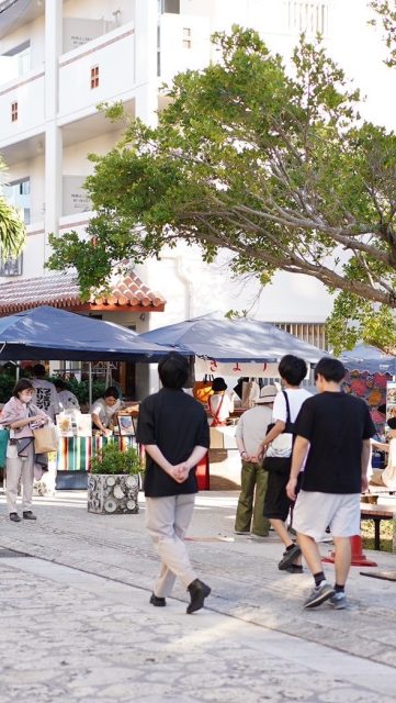 =やちむん通り祭り2025 開催のお知らせ=
お得に楽しく、買い物と、壺屋の街歩きを楽しんでください🌸🌸  <イベント内容>
開催日程
2025年11月1日(土)・2日(日)
時間：10:00～18:00  ① 通り会各店舗の割引セール  ② お買い物でハズレなし！ガ　福引きチャレンジ
＜ルール＞
•2,000円以上のお買い物を【3店舗】で行い、福引券を3枚集めて案内所へ
または
•2,000円以上のお買い物を【2店舗】で行い、福引券2枚と「アガリヌカー」での写真を提示  ※福引券は、購入時に各店舗スタッフへお声がけください。
※いずれかの条件を満たすと、ガラポン福引に参加できます。
★景品交換所：壺屋焼物博物館入口の案内所  ＜景品＞
•A賞：やちむん・雑貨（5,000〜6,000円相当）
•B賞：やちむん・雑貨（1,000円相当）
•C賞：手ぬぐい・やちむん・雑貨（500円相当）
•D賞：ちんすこう  ③ 飲食出店コーナー  ④ 那覇市立壺屋焼物博物館・全館無料開館
特別展「中国陶磁器名品展 〜沖縄が初めてであう中国陶器」  ⑤ 壺屋まーい（まち歩きガイド）
•博物館職員が壺屋の魅力をご案内
•定員：20名（参加者多数の場合は2グループに分けます）
•受付：開始30分前より博物館前（先着順）
•所要時間：約90分
•開始時間：14:00〜  ⑥ 壺屋の蛍を学ぼう！（子ども対象）
ゲームを通して、壺屋に生息する蛍について学べます。  ⑦ こどもクイズラリー（子ども対象）
壺屋の名所でクイズに挑戦し、キーワードを集めてお菓子をGET！
※1日先着100名、受付は博物館前にて。  ⑧ ライブ＆道ジュネー
•11/1(土)
　13:00〜 フラメンコ道ジュネー
　14:00〜 三線ライブ
•11/2(日)
　お昼過ぎ〜 旗頭（壺屋華鳳会）による道ジュネー  ご家族やご友人と一緒に、風情あるやちむん通りで、やちむんに触れながら、楽しいひとときをお過ごしください！