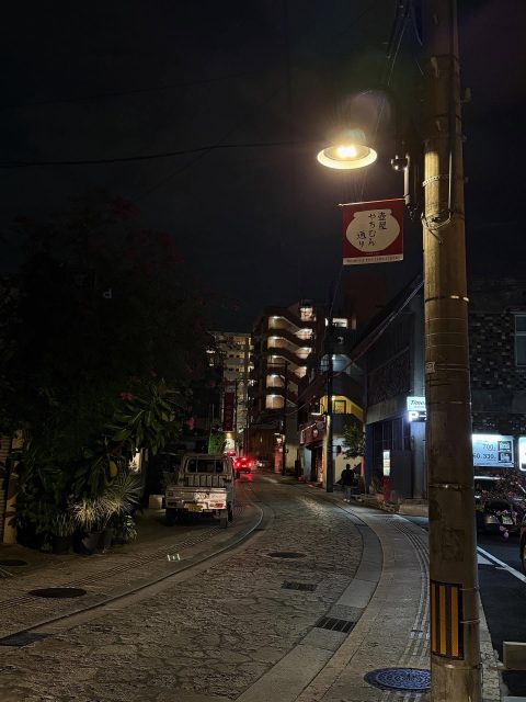 第20回やちむん通り祭り、無事に終了いたしました。
二日間、お天気にも恵まれ、事故もなく終えることができたことに、まずは心からホッとしています。  通りにはたくさんの笑顔があふれ、穏やかで幸せな時間が流れていました。
足を運んでくださった皆さま、支えてくださったすべての方々に感謝いたします。  次回は 2026年11月の第1土・日曜日 に開催予定です。
また来年、やちむん通りでお会いできるのを楽しみにしています。