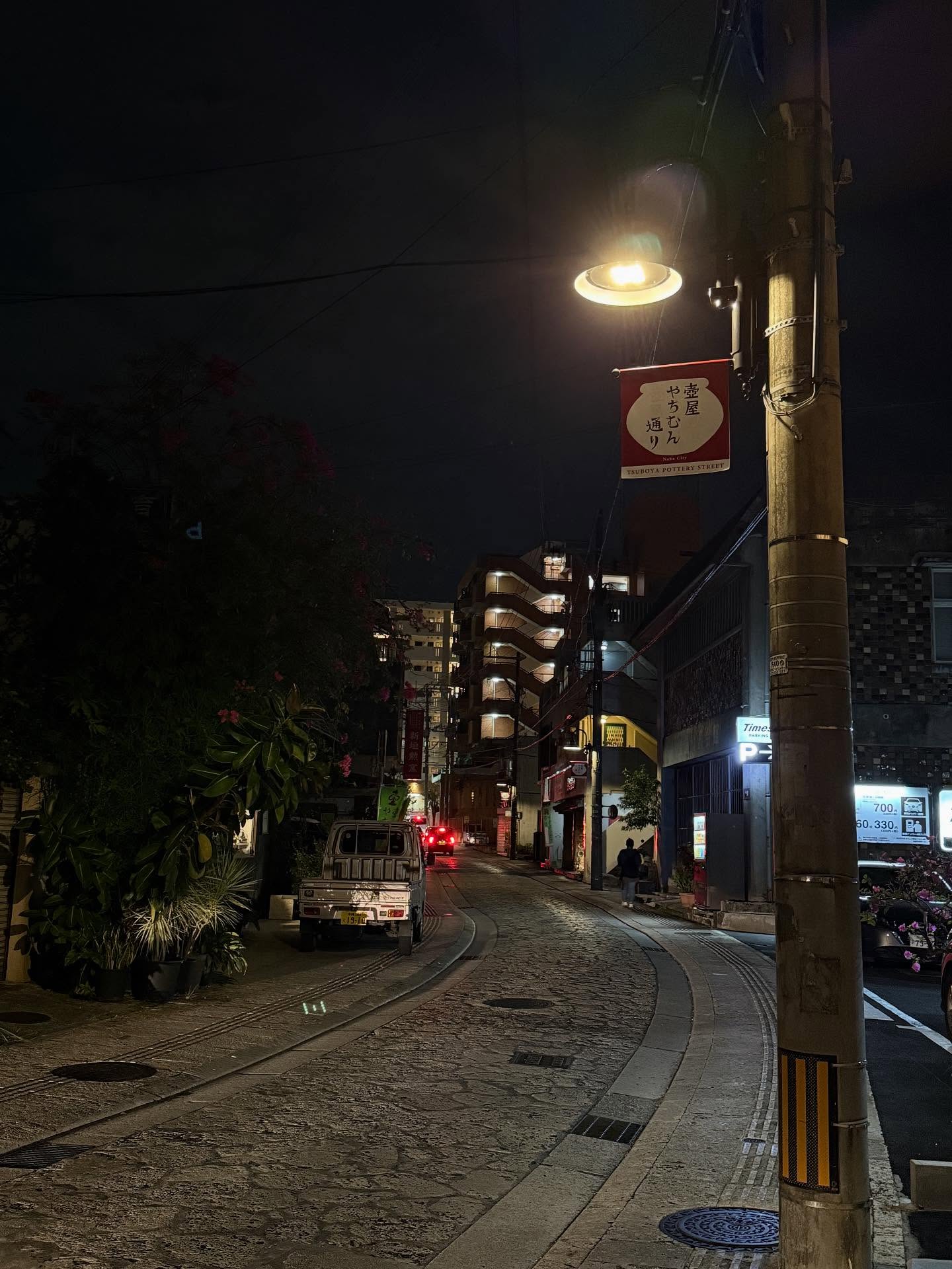 第20回やちむん通り祭り、無事に終了いたしました。
二日間、お天気にも恵まれ、事故もなく終えることができたことに、まずは心からホッとしています。  通りにはたくさんの笑顔があふれ、穏やかで幸せな時間が流れていました。
足を運んでくださった皆さま、支えてくださったすべての方々に感謝いたします。  次回は 2026年11月の第1土・日曜日 に開催予定です。
また来年、やちむん通りでお会いできるのを楽しみにしています。